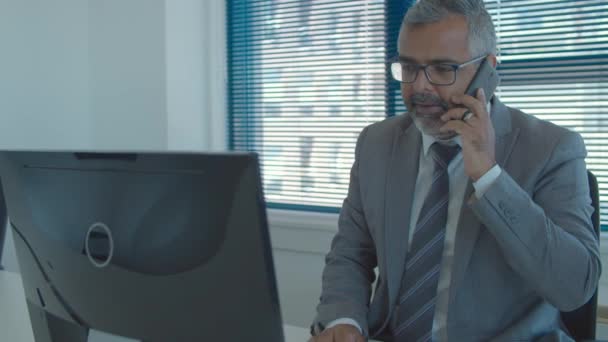 Focused grey haired executive using computer - Footage, Video
