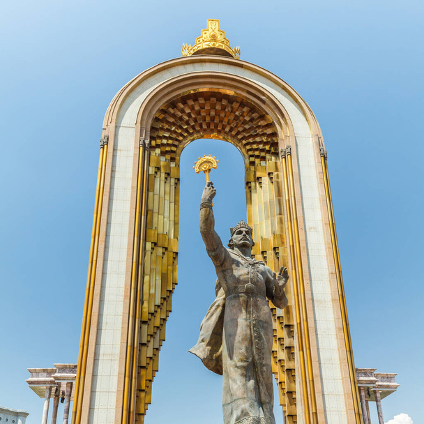 DUSHANBE, TAJIKISTAN - CIRCA JUIN 2017 : Statue d'Ismoil Somoni dans le centre de Douchanbé vers juin 2017 à Douchanbé. - Photo, image