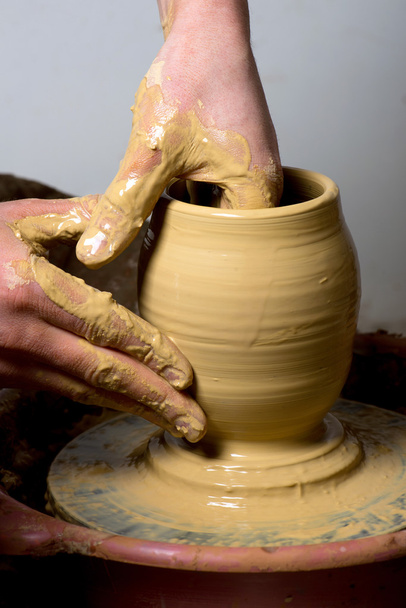 mani di un vasaio, creando un vaso di terra - Foto, immagini