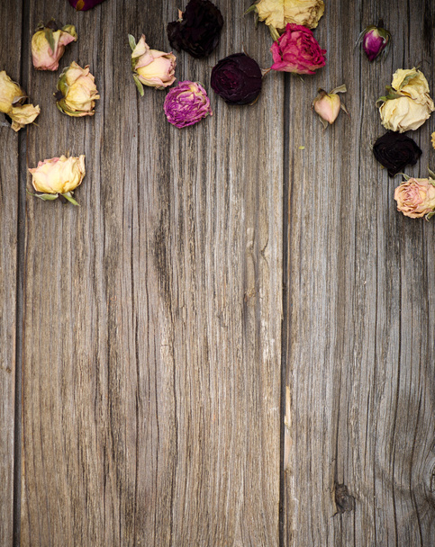 Ξηρά τριαντάφυλλα σε παλιό ξύλο φόντο με αντίγραφο χώρου - Φωτογραφία, εικόνα