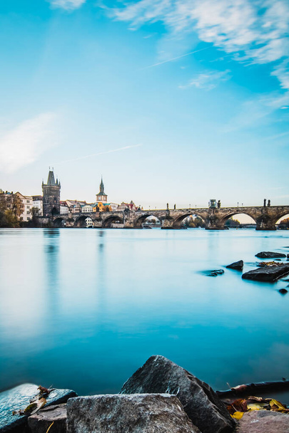 El puente de Carlos al atardecer en la larga exposición, Praga, República Checa, río Moldava en primer plano - Foto, Imagen