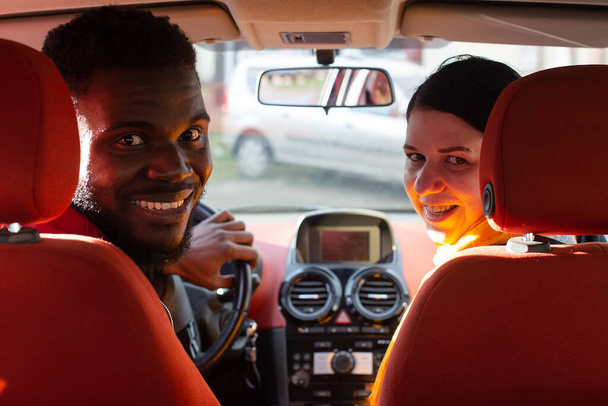 the Happy couple in a car - Фото, изображение