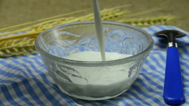 kukuřičné lupínky s mlékem - Záběry, video