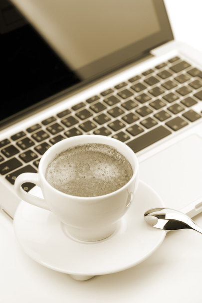 Cappuccino-kop op laptop - Foto, afbeelding