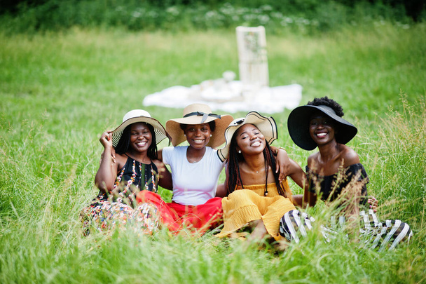 Group of african american girls celebrating birthday party outdoor with decor. - Foto, Bild