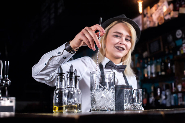 Dolce barman ragazza dimostra il processo di fare un cocktail nei cocktail bar - Foto, immagini