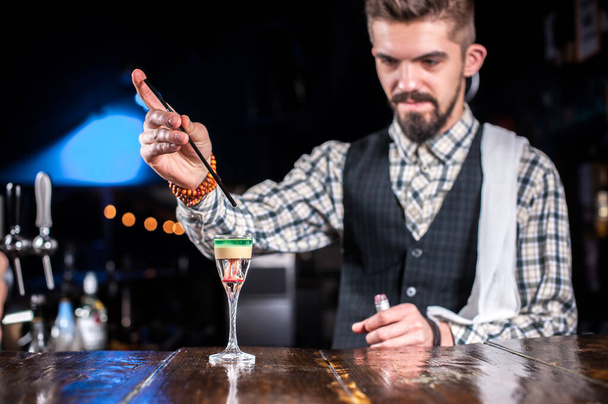 Bartender makes a cocktail at the brasserie - Photo, Image