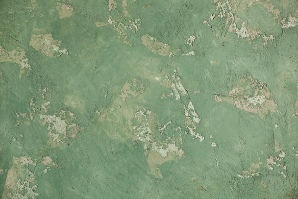 Betonowe zielone khaki tle z rysami i plamy. Teksturowane tekstury ścian w stylu grunge z miękką ostrością. Miejsce na tekst - Zdjęcie, obraz