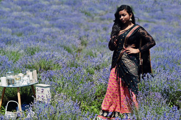 Bella ragazza indiana indossare saree abito tradizionale indiano in campo viola lavanda.  - Foto, immagini
