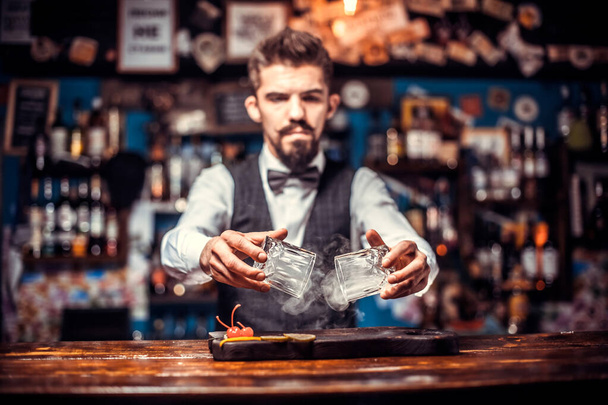 Barman crée un cocktail dans la maison de la bière - Photo, image