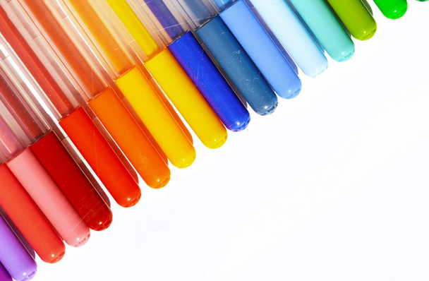 Marcadores multicoloridos ou canetas de feltro sobre um fundo branco. - Foto, Imagem
