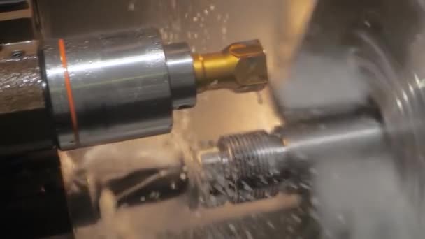 Fresadora de torneado con sistema de enfriamiento que corta la pieza de metal en fábrica - Metraje, vídeo