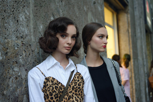 Vendégek és modellek a Dolce & Gabbana bemutatón a milánói divathéten - Fotó, kép