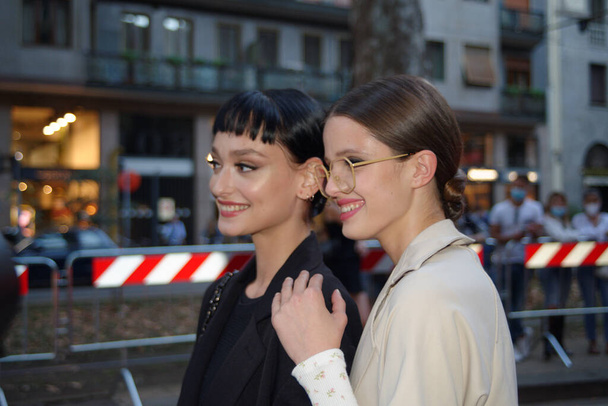 Milano Moda Haftası boyunca Dolce & Gabbana 'da konuk ve mankenler - Fotoğraf, Görsel