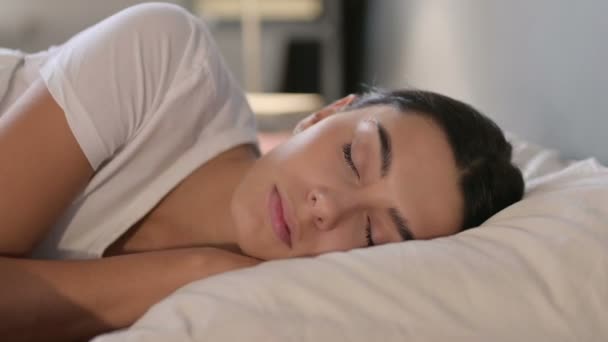 Закрытие кашляющей молодой латиноамериканской женщины, лежащей в кровати  - Кадры, видео