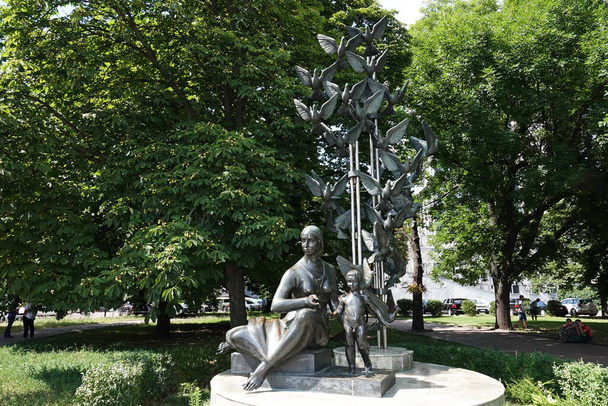 Kijów, Ukraina 20 lipca 2020: W pobliżu Pałacu Dzieci i Młodzieży wzniesiono pomnik Matki i Dziecka - Zdjęcie, obraz