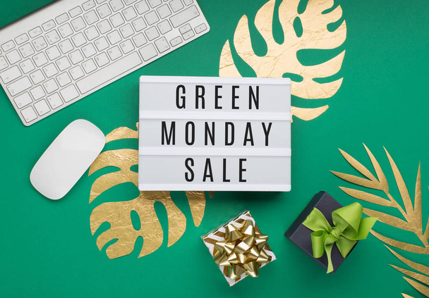 Πράσινη Δευτέρα Sale κείμενο για Lightbox, πληκτρολόγιο, ποντίκι υπολογιστή, κουτιά δώρων, χρυσά τροπικά φύλλα Monstera, πράσινο φόντο χαρτί. Έννοια της εργένικης ημέρας. Online αγορές της Κίνας. Πάνω όψη, αντιγραφή χώρου. - Φωτογραφία, εικόνα