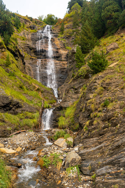 Close-up of the first waterfall on the route of the Three waterfalls in Cerler in the Benasque valley in the Aragonese Pyrenees - Foto, imagen