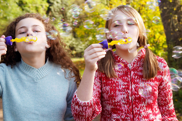zwei Mädchen pusten Seifenblasen - Foto, Bild