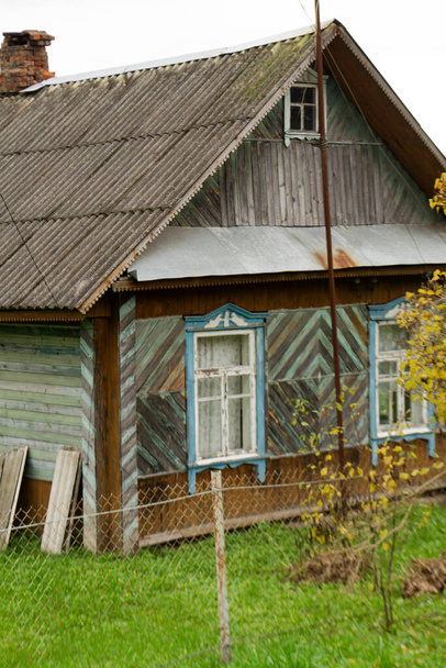 Vecchia casa tradizionale in legno con tetto in ardesia nel villaggio, Bielorussia. Immagine verticale - Foto, immagini