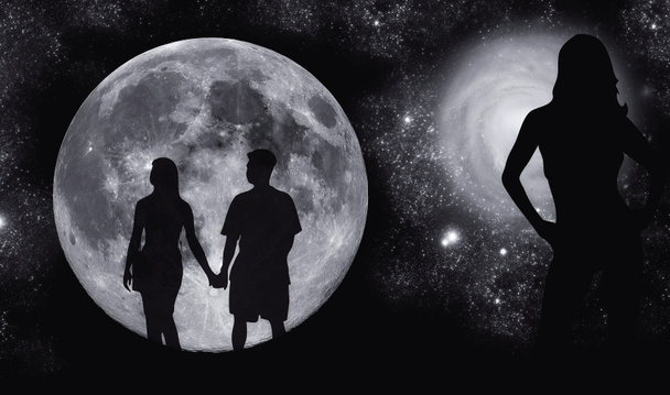 暗いですシルエットの愛カップルで満月の夜 - 写真・画像