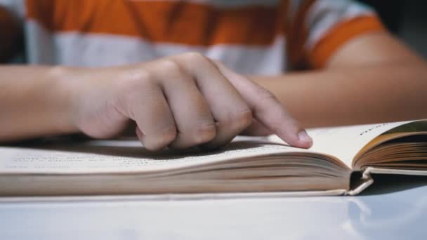 Çocuk, Parmaklarını Kitap ve Okuma Sayfası boyunca hızla koşar. Evde Uzaktan Okuma - Video, Çekim