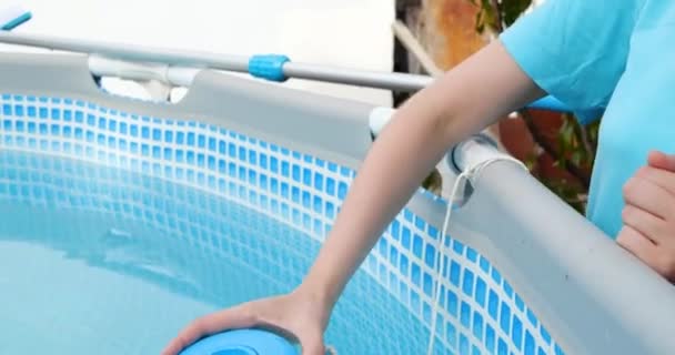 Robotnicze dłonie to infekcja i chlorowanie wody w basenie. Oczyszczanie z puli zanieczyszczeń dozownika chloru - Materiał filmowy, wideo