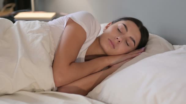 Békés fiatal latin nő alszik az ágyban  - Felvétel, videó
