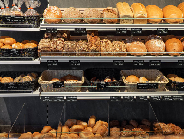 in the display of a bakery there is a wide variety of baked goods to offer - Foto, Imagem