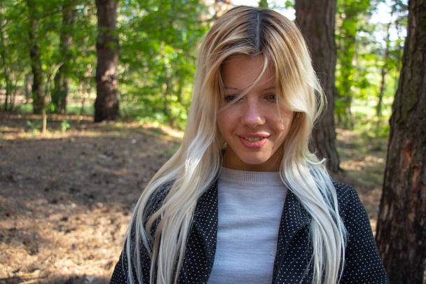 Porträt eines jungen ukrainischen Mädchens im Frühlingspark - Foto, Bild