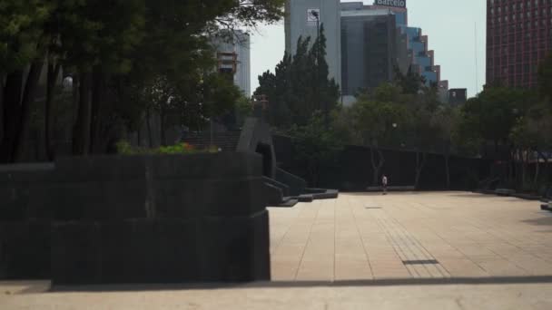 Üres kilátás a Köztársaság térre Mexikóvárosból Fákkal körülvéve - Felvétel, videó