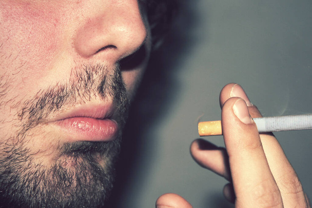 zoom sur homme fumeur, photo avec effet vintage - Photo, image