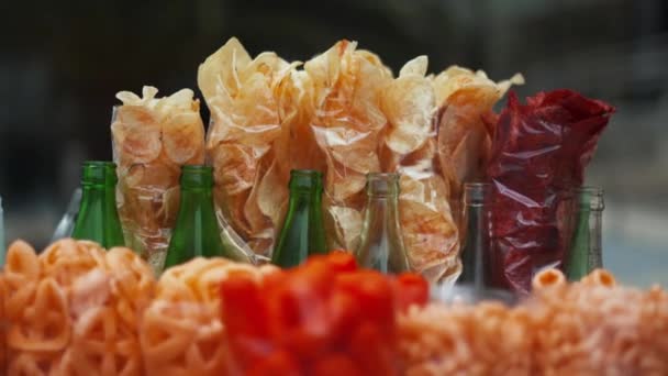 Mexikanische gebratene Snacks und bunte Slush-Sirup-Flaschen - Filmmaterial, Video