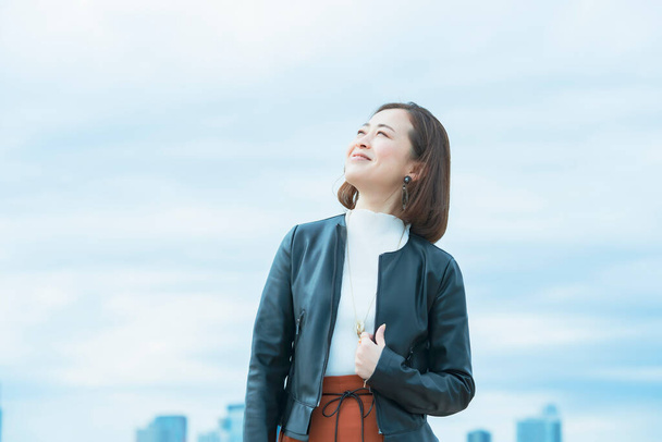 asiatische Frau mit Büro lässigen Stil lächelnd in Tokio Stadt - Foto, Bild