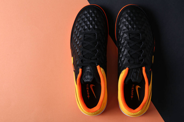 Jeddah Saúdská Arábie Listopad 7 2020 Nike tenisky nebo běh nebo sportovní obuv na barevné podlaze - Fotografie, Obrázek