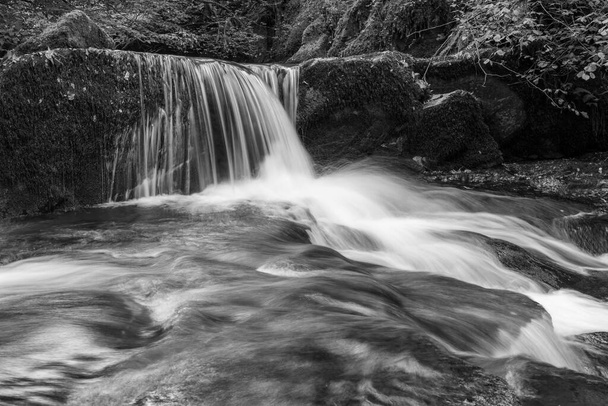 Hosszú expozíció egy vízesés a Hoar Oak folyó folyik keresztül az erdőben Watersmeet Exmoor Nemzeti Park - Fotó, kép