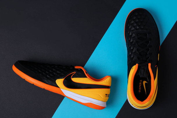Jeddah Saúdská Arábie Listopad 7 2020 Nike tenisky nebo běh nebo sportovní obuv na barevné podlaze - Fotografie, Obrázek
