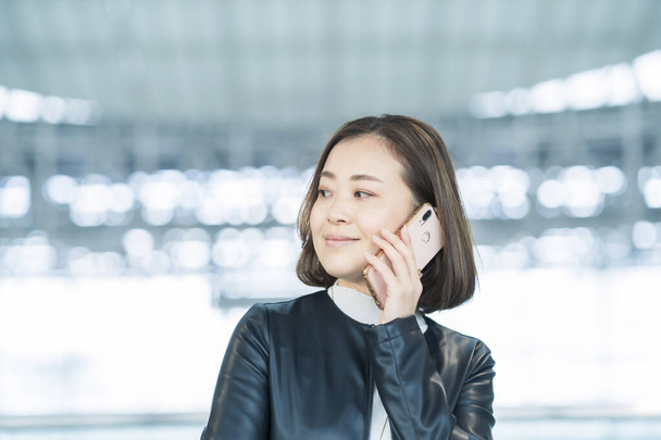 Asiatische Geschäftsfrau telefoniert mit dem Smartphone - Foto, Bild