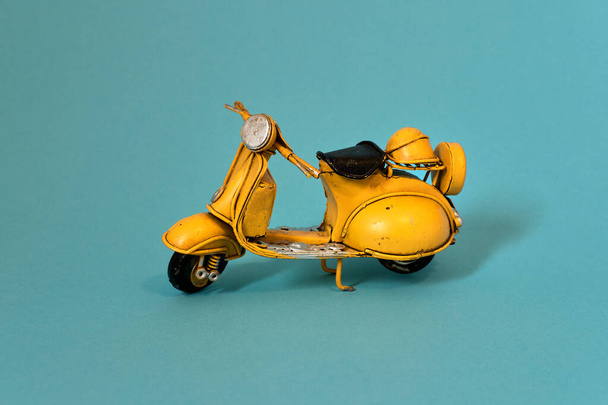 Παλιό παιχνίδι vespa μοτοσικλέτα σε διαφορετικά υπόβαθρα - Φωτογραφία, εικόνα