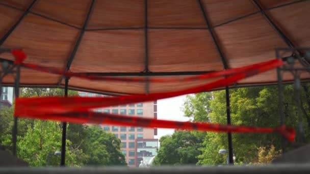 Vista interior de un quiosco con cinta roja que cubre su entrada - Imágenes, Vídeo