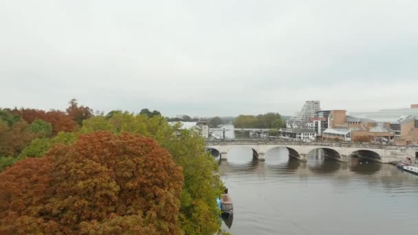 Вид з повітря на дерева і бетонний міст, який проходить через річку
 - Кадри, відео