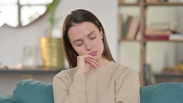 Πορτρέτο της κοιμώμενης νεαρής γυναίκας λαμβάνοντας υπνάκο στο σπίτι - Πλάνα, βίντεο