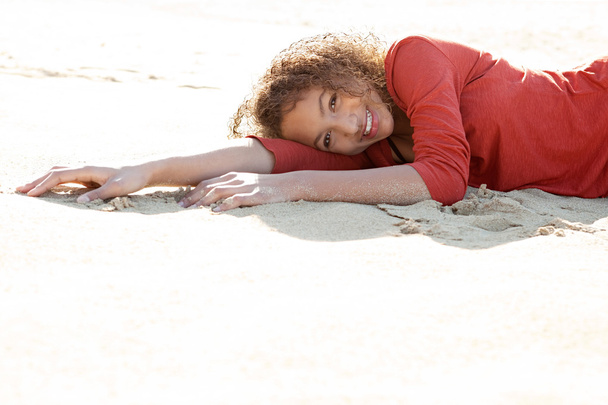 κορίτσι χαλαρωτικό σχετικά με μια λευκή άμμο - Φωτογραφία, εικόνα