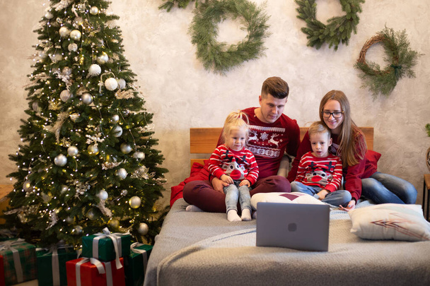Šťastná rodina sleduje film společně na Vánoce - Fotografie, Obrázek