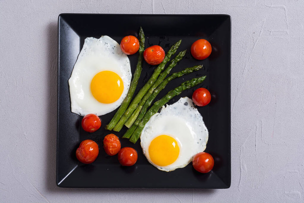 Zdravá snídaně s vejci, chřestem a rajčaty. Zeleninové pozadí - Fotografie, Obrázek