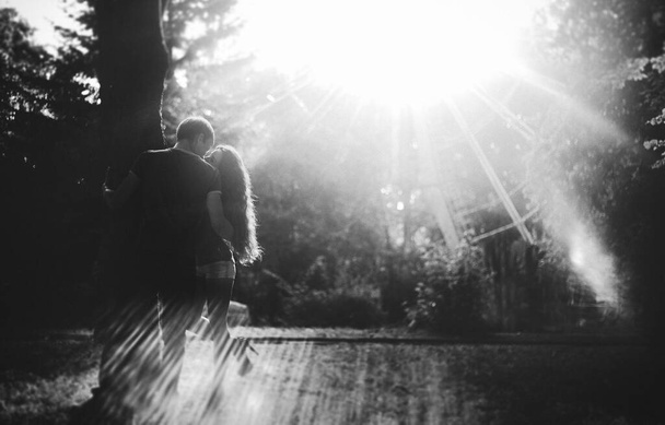 Kaunis nuoripari kävelee puistossa. Romanttinen kävely mies ja nainen, mustavalkoinen kuva. kuva melulla. pehmeä fokus. - Valokuva, kuva