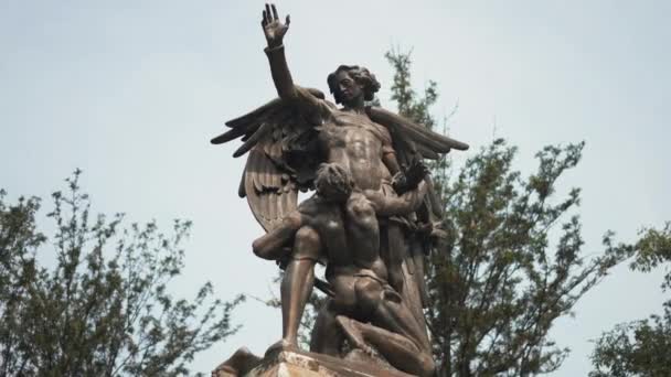 Статуя человека и ангела на монументе Бетховена в центре Аламеды - Кадры, видео