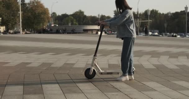 Vrouw met elektrische scooter in de stad - Video