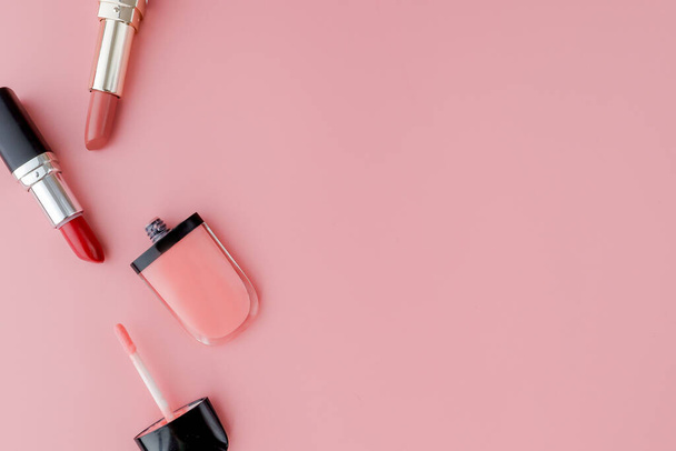 Make-up-Produkte auf rosa Hintergrund. Draufsicht mit Kopierraum. - Foto, Bild