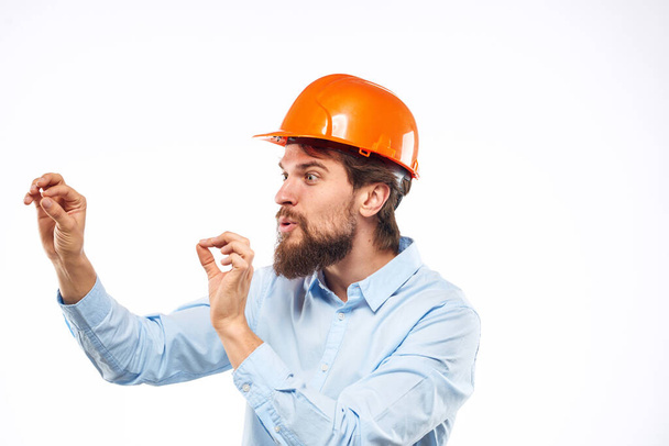 Uomo emotivo gesticolando con le mani l'industria edile arancio duro cappello lavoro - Foto, immagini